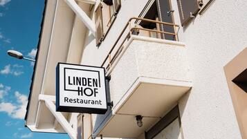 Rakennuksessa on kyltti, jossa lukee: ”Lindenhof-ravintola”.