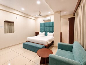 Desk, laptop workspace, free WiFi - Hotel Srinivasa Premier Indore (Indore)