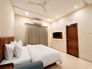 Deluxe Room, City View | Desk, laptop workspace, free WiFi - Hotel Srinivasa Premier Indore (Indore)