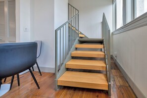 A staircase with wooden steps and a metal railing. - Chic City Loft - Nearby Parking - Hospitals - 2F (Louisville)