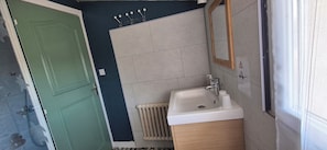 Towels, soap, toilet paper - 8 min from Futuroscope / private bathroom / 3 people (Saint-Georges-lès-Baillargeaux)