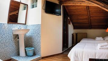 Comfort driepersoonskamer, patio, uitzicht op binnenplaats | Een laptopwerkplek