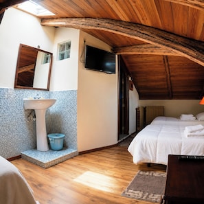Quarto triplo conforto, varanda, vista para o pátio | Espaço de trabalho para notebook