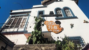 Un immeuble sur lequel on peut lire l’inscription suivante : « CORDERO E5-48, espace de vie partagé ».