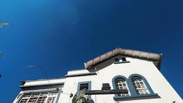 Un edificio con un letrero que dice 'CORDERO E5-48 co living'.