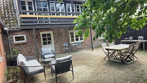Outdoor dining - Historical Bullfinch Cottage - Amazing Day Trips! Minutes from Beach! (Tim Kirkeby)