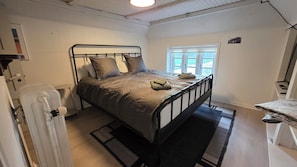 Iron/ironing board, free WiFi, bed sheets - Historical Bullfinch Cottage - Amazing Day Trips! Minutes from Beach! (Tim Kirkeby)