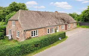 Exterior - Historical Bullfinch Cottage - Amazing Day Trips! Minutes from Beach! (Tim Kirkeby)