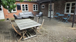 Outdoor dining - Historical Bullfinch Cottage - Amazing Day Trips! Minutes from Beach! (Tim Kirkeby)