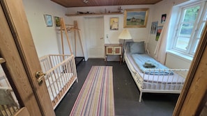 Iron/ironing board, WiFi (free), bed sheets