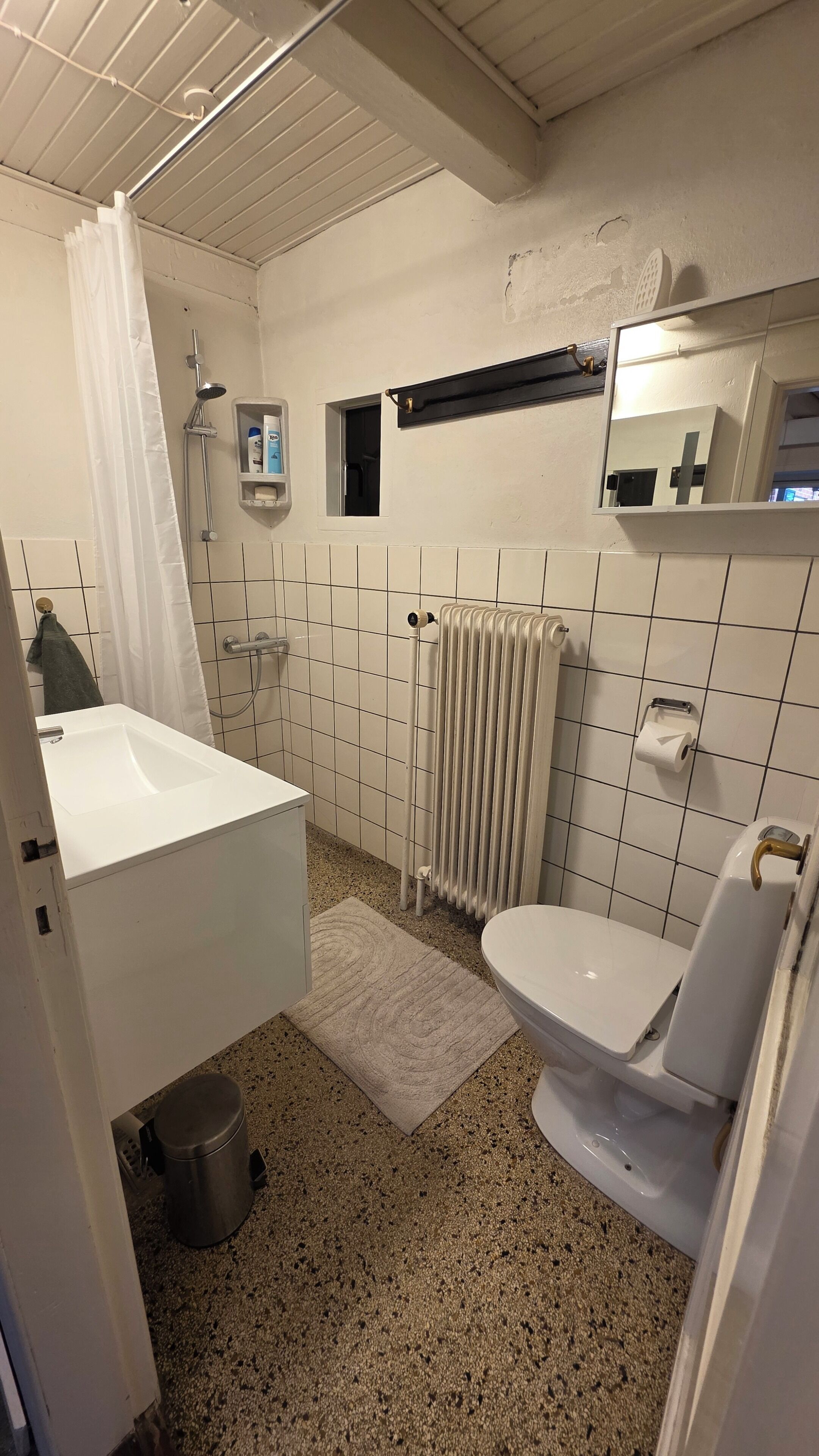 Douche, sèche-cheveux, serviettes fournies, savon