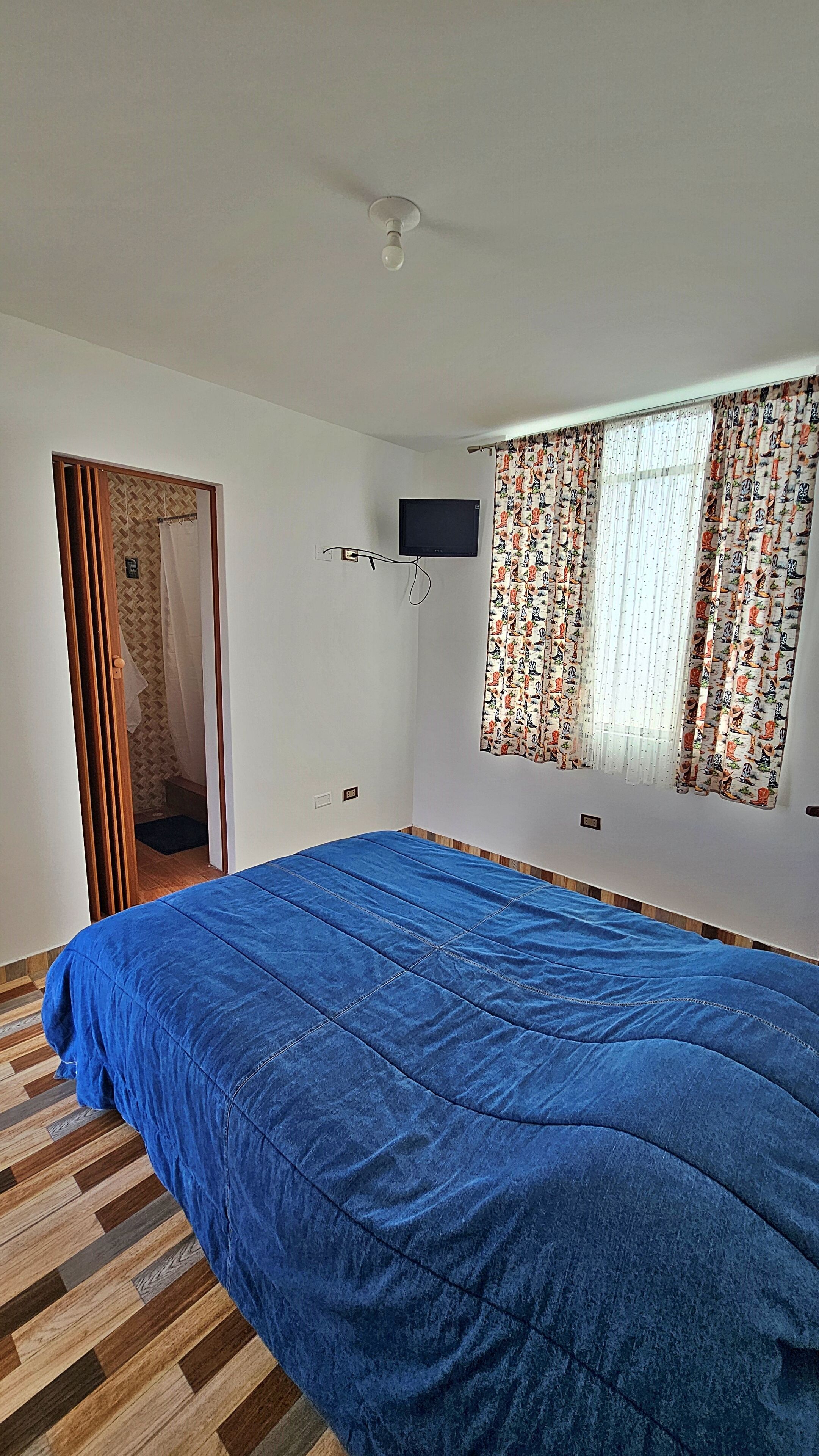 Tabla de planchar con plancha, wifi, ropa de cama