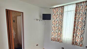 Tabla de planchar con plancha, wifi, ropa de cama