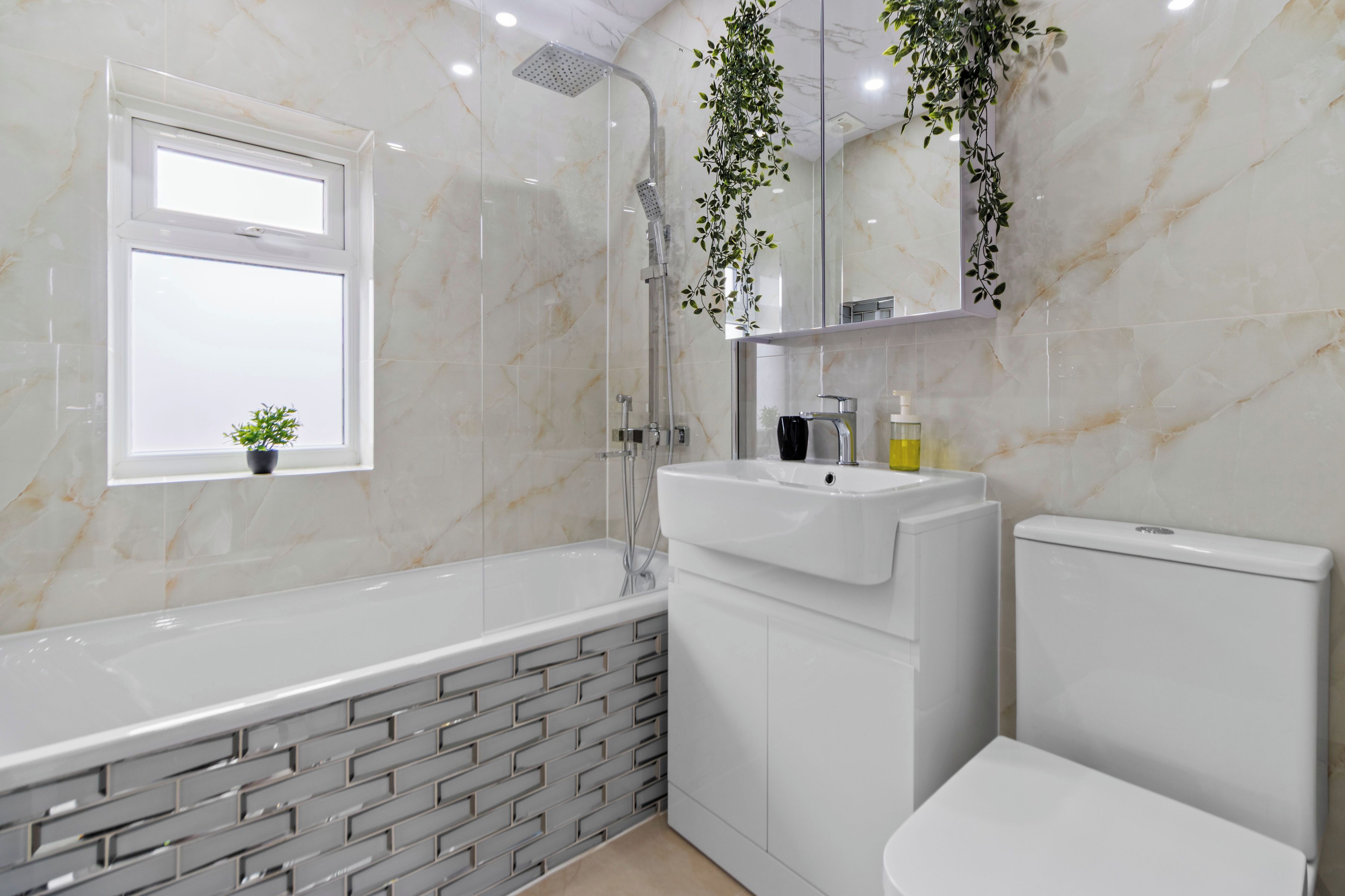 Secadora de cabello, toallas, papel de baño 