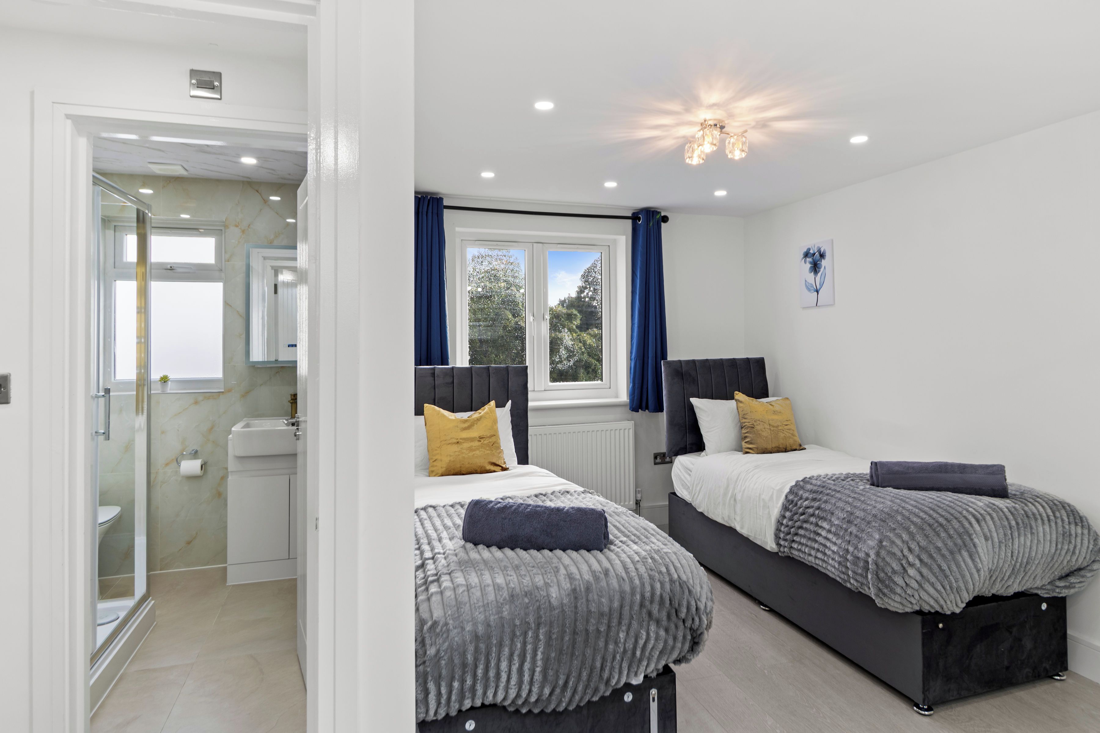 4 habitaciones, tabla de planchar con plancha, wifi y ropa de cama 