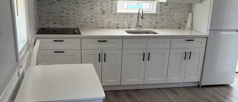 Coffee/tea maker, fridge, microwave, stovetop