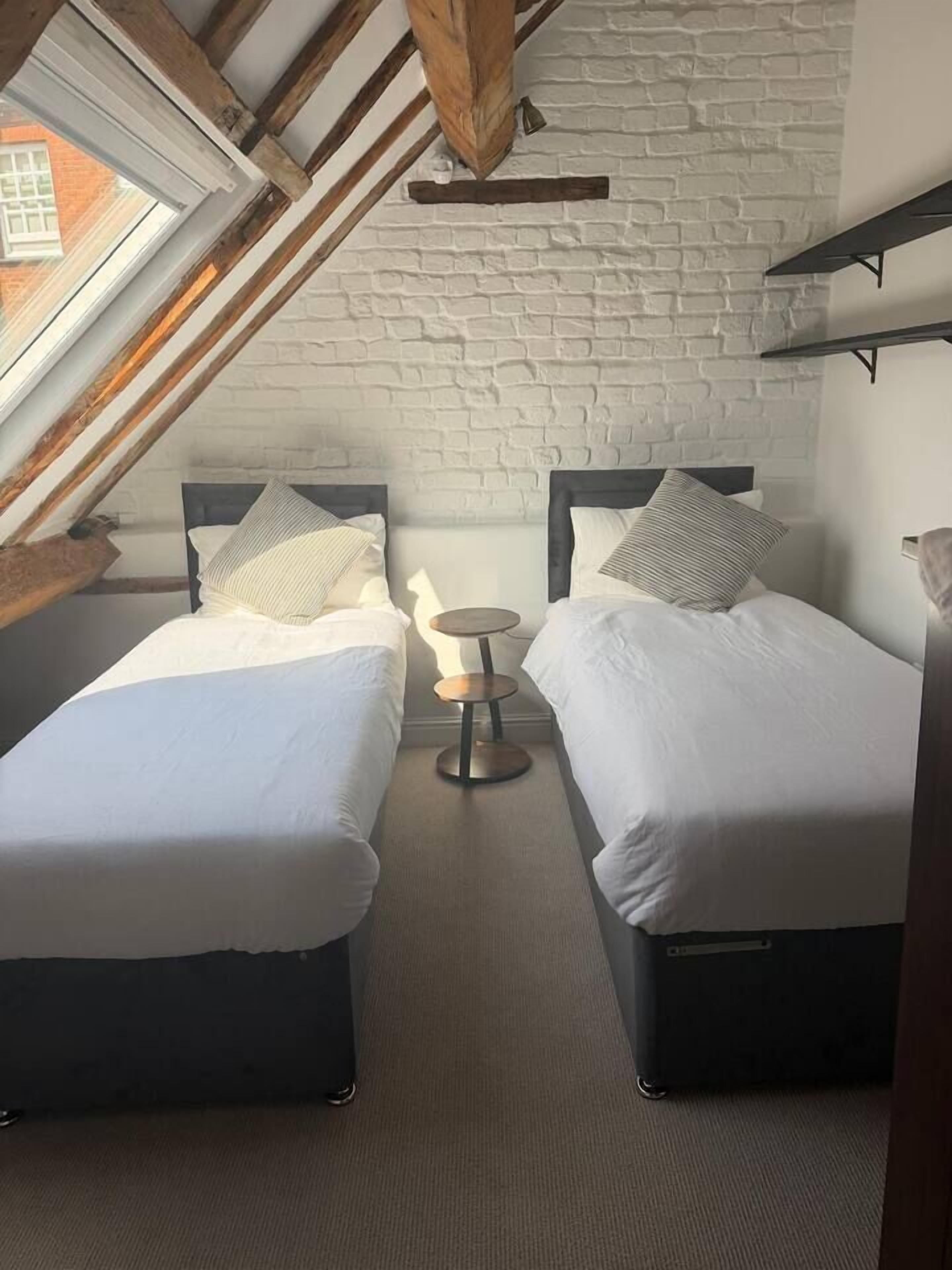 Desk, WiFi, bed sheets