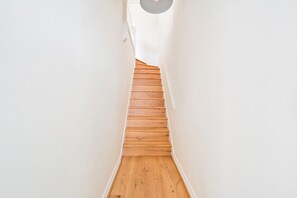 Eine enge Treppe mit hölzernen Stufen, die nach oben führen.