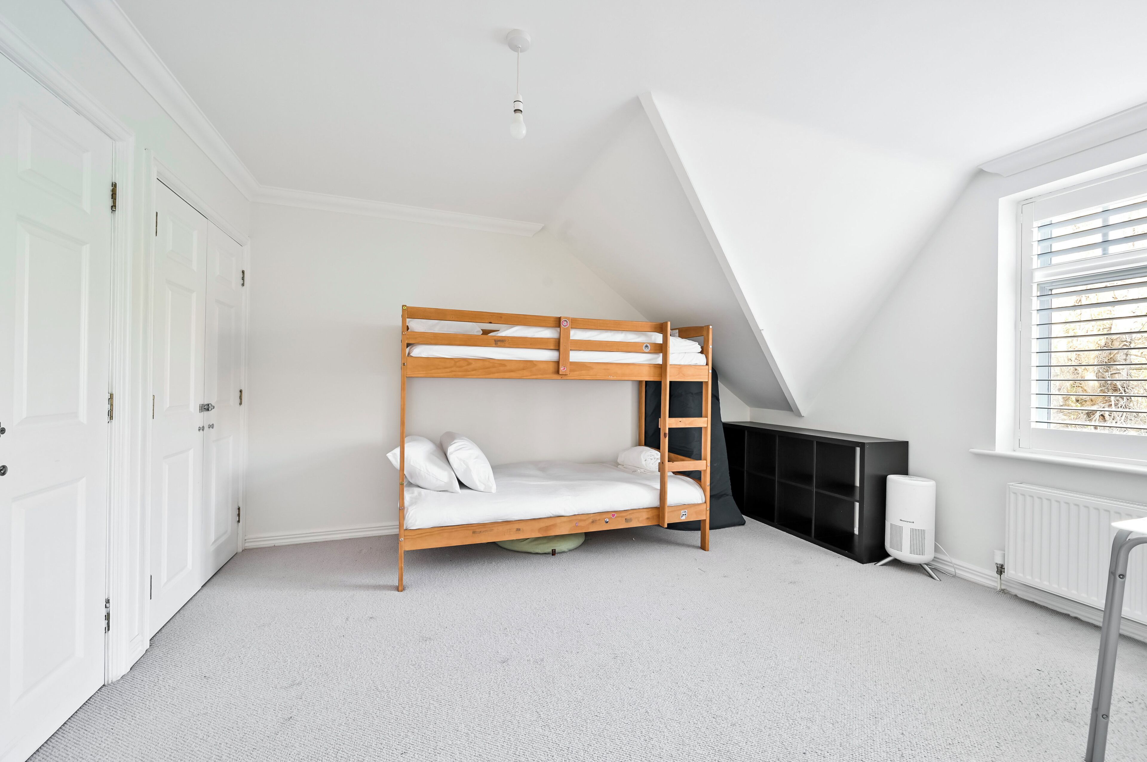 Iron/ironing board, internet, bed sheets