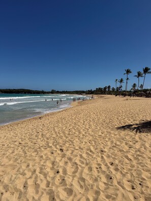A beach with clear skies, palm trees, and footprints in the sand. - Private Pool Villa. 3BR Near Bávaro Beach. Sleeps 8 (Punta Cana)