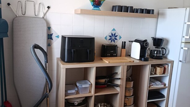 A kitchen with a built-in oven, a coffee maker, and a shelf with kitchenware. - T2 Magnificent Views (Faro)