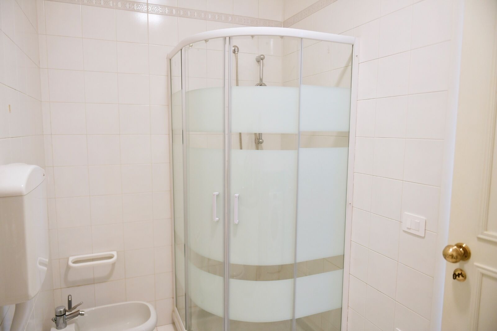 Ein Badezimmer mit einer Duschkabine, einer Toilette und einem Bidet.