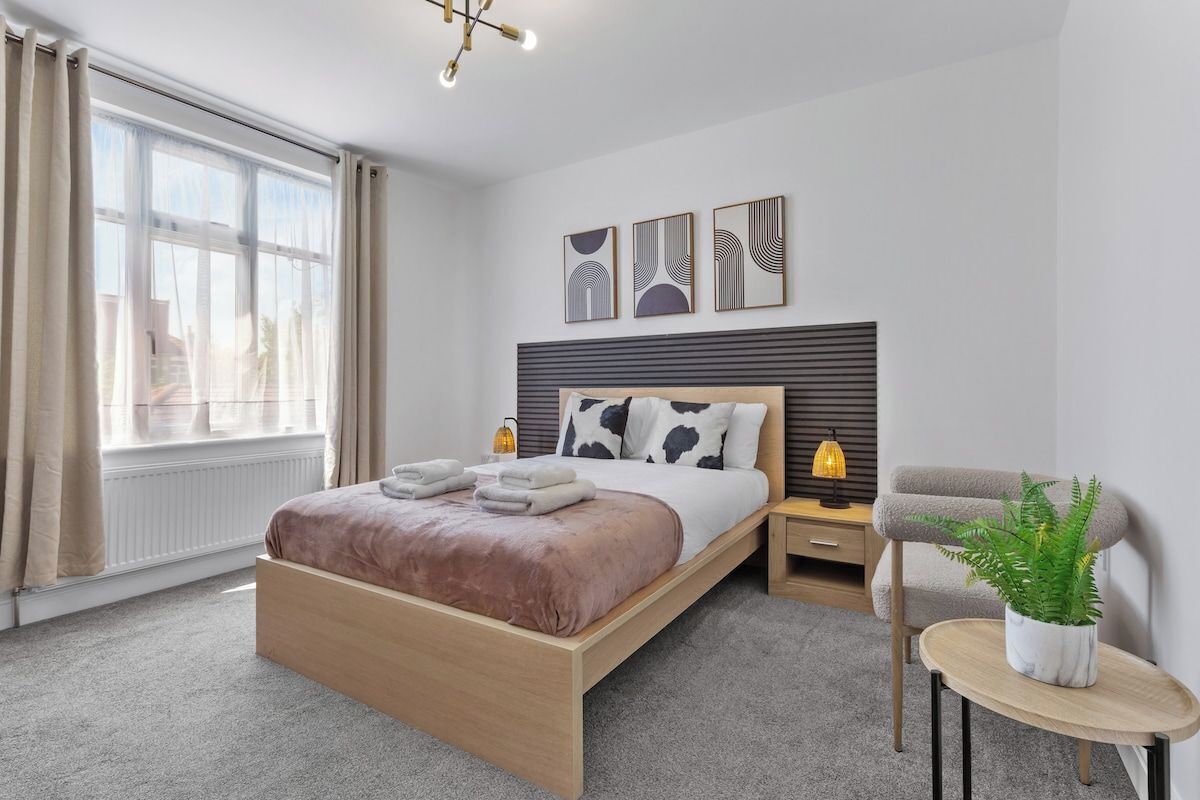 5 bedrooms, iron/ironing board, free WiFi, bed sheets