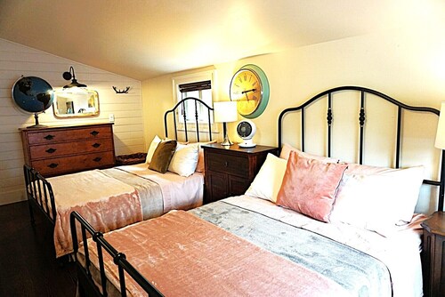 Charming little cottage minutes from town