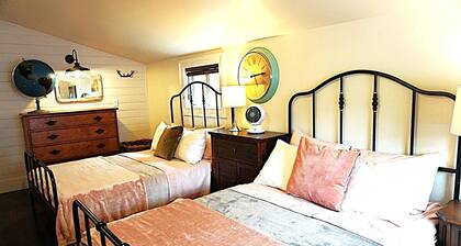 Charming little cottage minutes from town