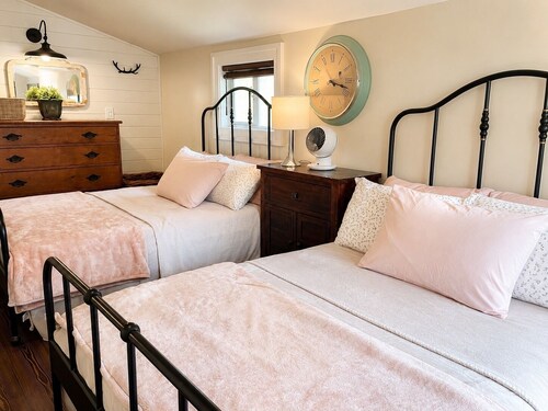 Charming little cottage minutes from town