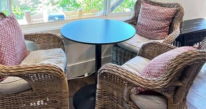 Charming little cottage minutes from town