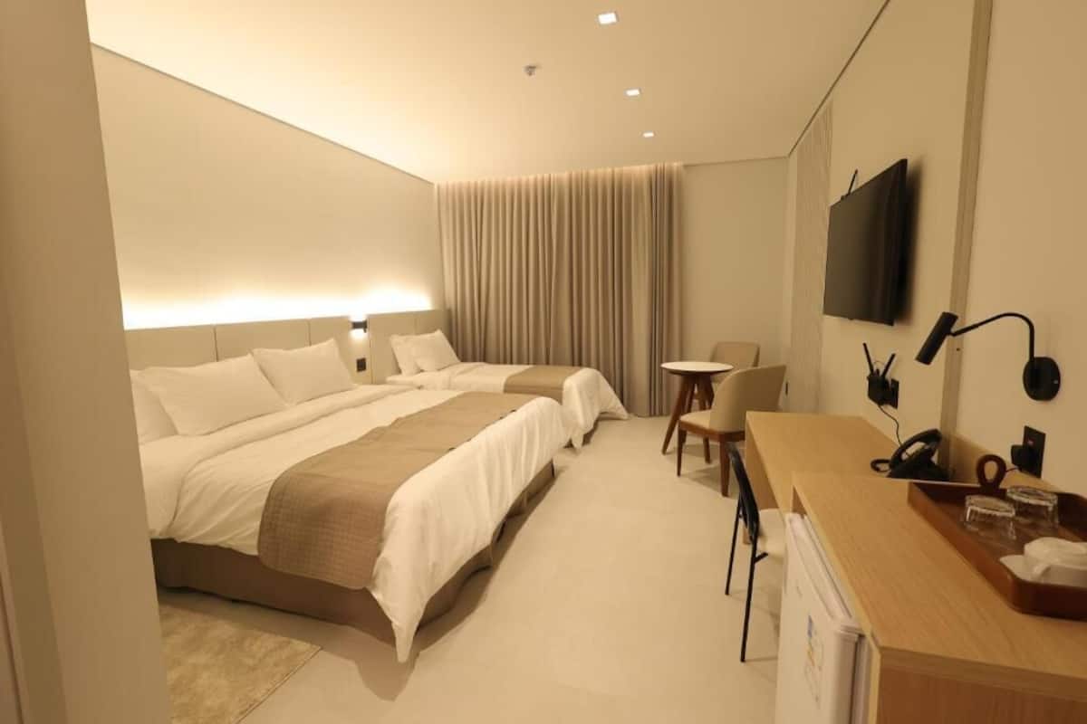 Kamar Triple Superior, pemandangan kota | Brankas, ruang kerja ramah laptop, kedap suara, dan Wi-Fi gratis