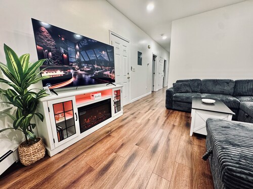 Luxe, Bright & Stylish 2Bed Unit w/Parking near NYC!