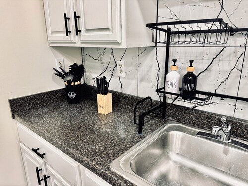 Luxe, Bright & Stylish 2Bed Unit w/Parking near NYC!