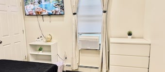 Luxe, Bright & Stylish 2Bed Unit w/Parking near NYC!