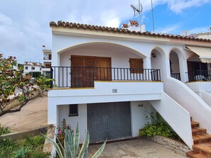 A two-story building with a balcony, a staircase, and a number '12' sign. - Penisol 12 · 4 bedroom villa with pool (Peñíscola)
