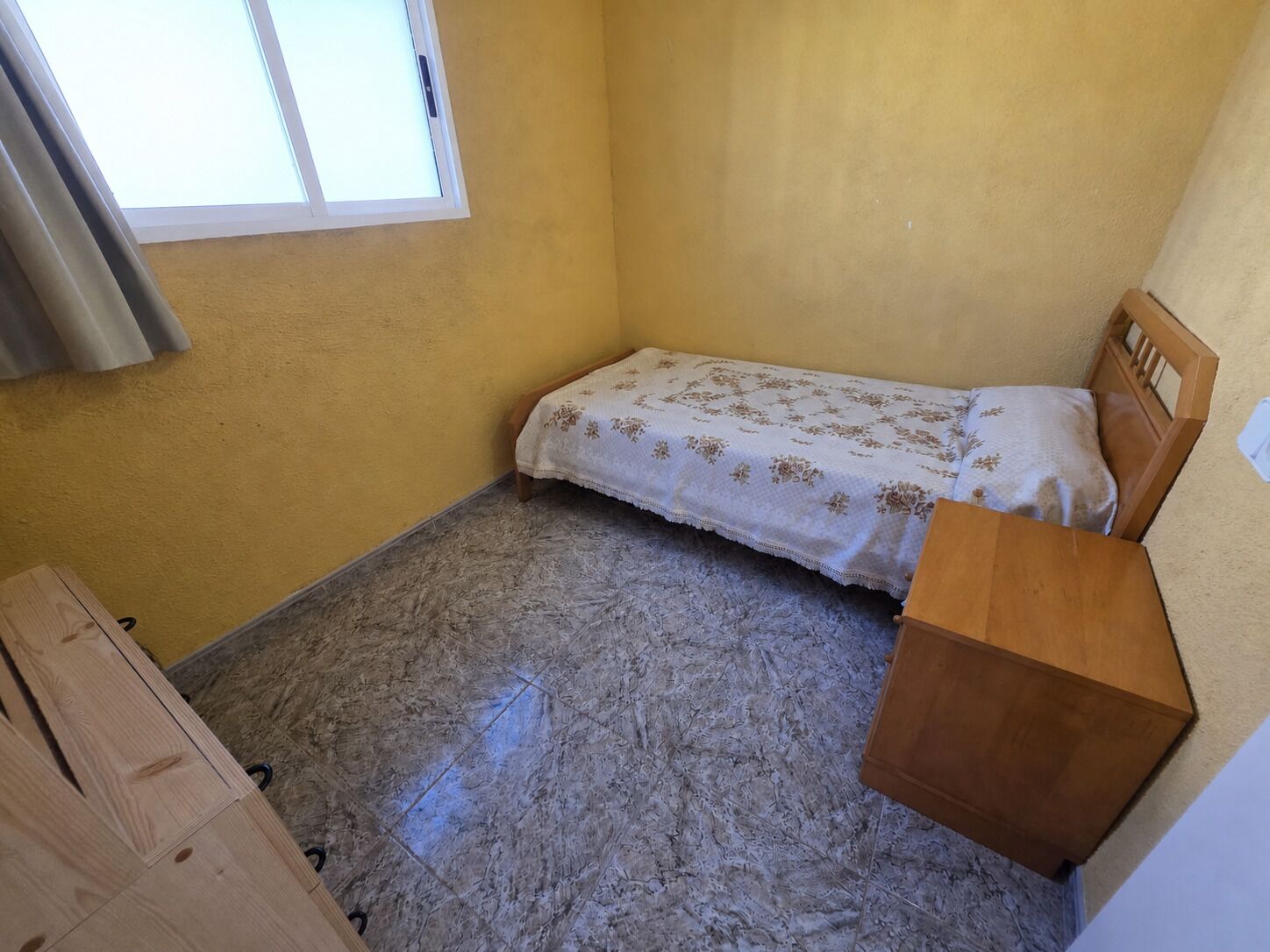 4 bedrooms, iron/ironing board, WiFi (free), bed sheets