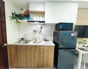 Comfort Studio Suite, Balcony | Private kitchen | Mini-fridge, microwave, oven, stovetop - Blue Pacific Holiday Inn. (Mombasa)