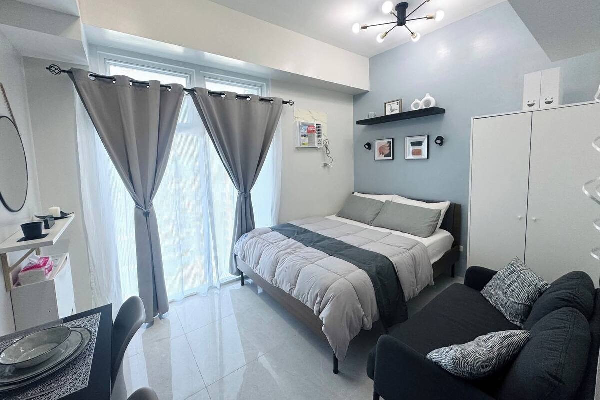 Comfort Studio Suite, Balcony | In-room safe, desk, laptop workspace, blackout drapes