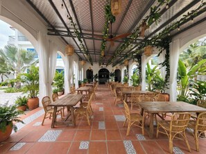 Phòng Suite dành cho gia đình, ban công, quang cảnh bãi biển | Khu ẩm thực ngoài trời
