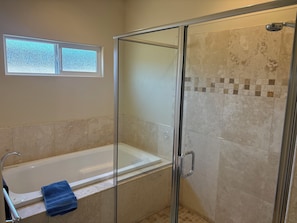 Haartrockner, Handtücher, Seife, Toilettenpapier