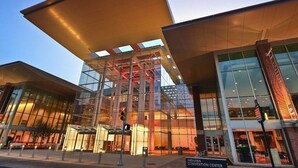 Ein modernes Gebäude mit Glasfassade, großen Überhängen und einem Schild, das anzeigt, dass es sich um das Indiana Convention Center handelt.