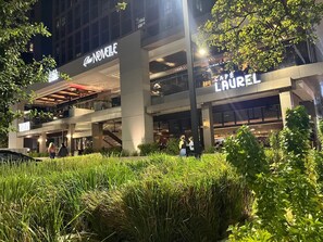 Edifici modern amb una cafeteria i un restaurant anomenat 'Laurel' a la planta baixa.