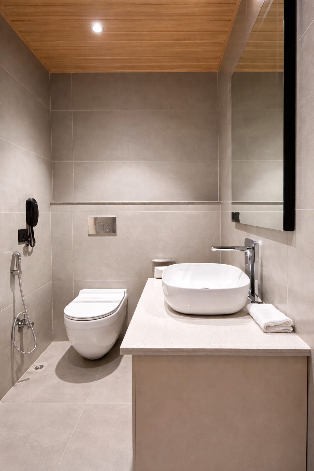 Un baño moderno con inodoro, lavabo y ducha.