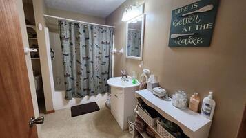 Asciugamani, sapone, carta igienica
