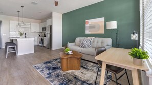 Ein modernes Apartment mit Küche, Essbereich und Wohnzimmer.