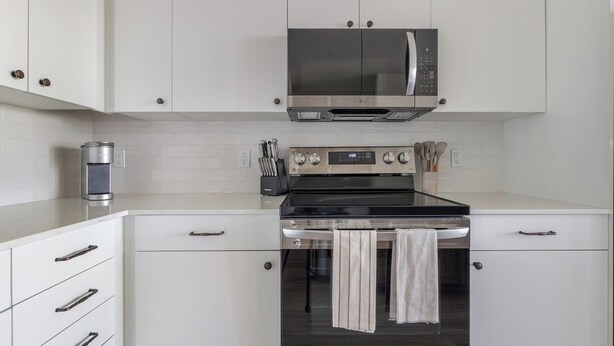 Fridge, dining tables - Landing | Stunning 1BD, Yoga Studio, Gym (Punta Gorda)