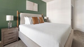Ein Hotelzimmer mit Bett, Nachttischen und einem Bild an der Wand.