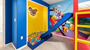 Ein Spielbereich für Kinder mit Rutsche und Bällebad.