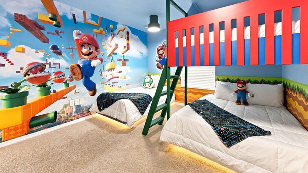 Ein Kinderzimmer mit Wandmalerei zum Thema Mario, Etagenbetten und einer Himmelsleiter.